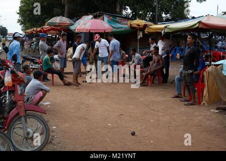 Les hommes cambodgiens français jouant balls, Kompong Chhnang, Cambodge Banque D'Images