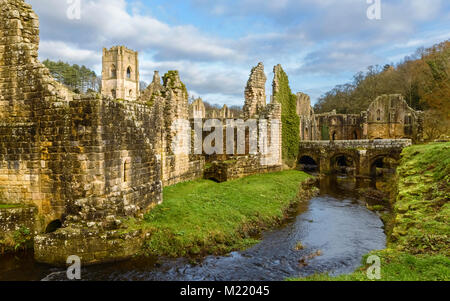 Les ruines de l'abbaye de Fountains sur un matin d'automne, vue de l'autre côté de la rivière Skell près de Ripon, Yorkshire, UK. Banque D'Images