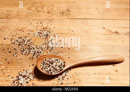 Technique mixte sur les graines de quinoa cuillère en bois Banque D'Images