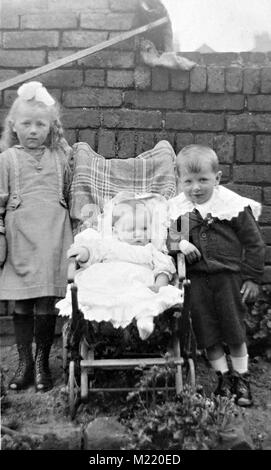 Trois enfants photographiés à l'époque édouardienne, Brampton Chesterfield Derbyshire Angleterre Royaume-Uni, photographie antique ancienne Banque D'Images