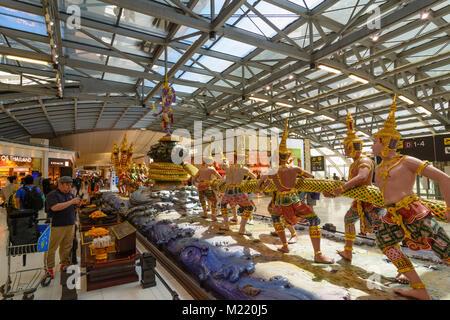 Bangkok : l'aéroport de Suvarnabhumi : terminal, l'inscription du Samudra - manthan barattage de l'océan de lait, , , Thaïlande Banque D'Images