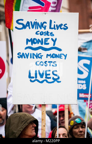 Des milliers de personnes se sont rassemblées avec des pancartes pour le NHS en crise par le biais de démonstration centre de Londres, pour protester contre la privatisation du sous-financement et du NHS. Banque D'Images