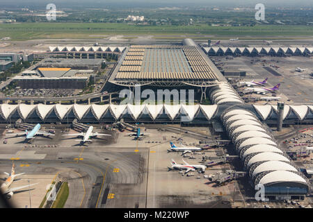 Bangkok : l'aéroport de Suvarnabhumi : terminal concourse aéronefs, , , Thaïlande Banque D'Images