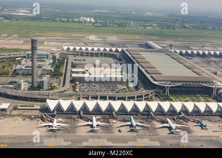 Bangkok : l'aéroport de Suvarnabhumi : terminal concourse aéronefs, , , Thaïlande Banque D'Images