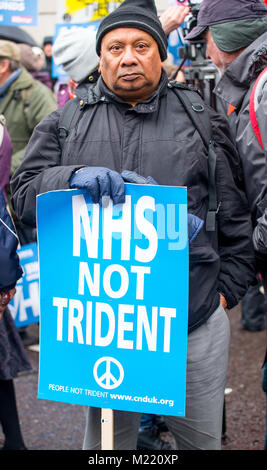 Des milliers de personnes se sont rassemblées avec des pancartes pour le NHS en crise par le biais de démonstration centre de Londres, pour protester contre la privatisation du sous-financement et du NHS. Banque D'Images