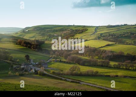 La lumière du soleil du soir tombant sur les collines du Staffordshire, Angleterre. Banque D'Images