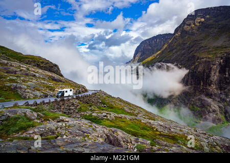 VR Caravane voiture sur l'autoroute. Locations de tourisme et voyages. Banque D'Images