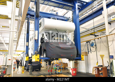 Contrôle de la qualité de l'assemblage fini de camping-car / camping-cars dans la ligne de production dans une usine Banque D'Images