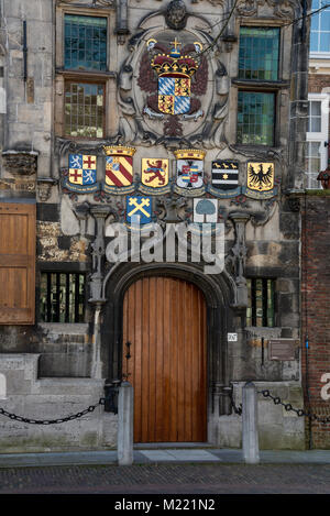 Les blasons des autour une lourde porte en chêne d'une maison gothique à Delft Oude Delft sur la vieille ville, Hollande depuis 1645, le bâtiment a été utilisé comme th Banque D'Images