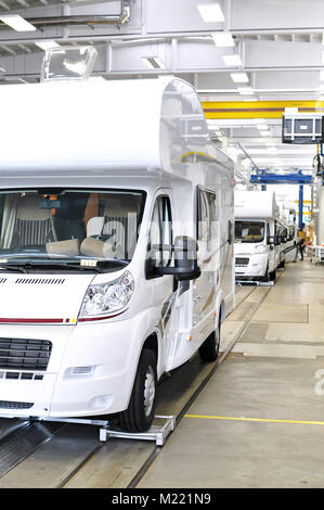 Contrôle de la qualité de l'assemblage fini de camping-car / camping-cars dans la ligne de production dans une usine Banque D'Images