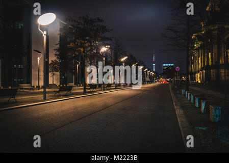 Long street ville vide avec aucun peuple dans la nuit. Longue route sortant avec asphalte lisse et parfaite mettant en lumière de nuit Banque D'Images