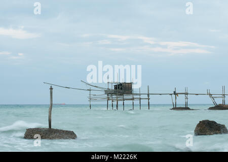 Heure bleue au Parc Naturel de Punta Aderci et Costa dei trabocchi, Abruzzes, Mer Adriatique, Italie Banque D'Images