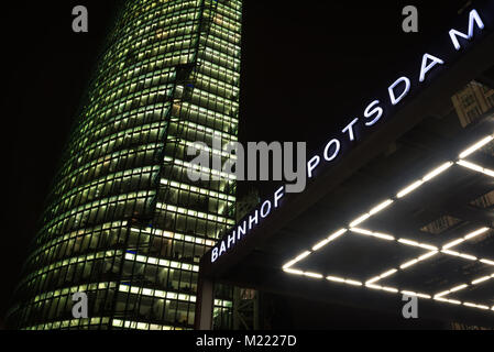 Immeuble de bureaux moderne sur la place de Potsdam à Berlin illuminée la nuit. Entrée de la Potsdamer Platz Railway Station (gare de chemin de fer se traduit comme St Banque D'Images