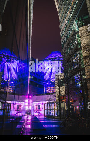 Toit futuriste du Sony Center de Berlin illuminée la nuit d'une réflexion au bâtiment de bureaux windows de verre Banque D'Images