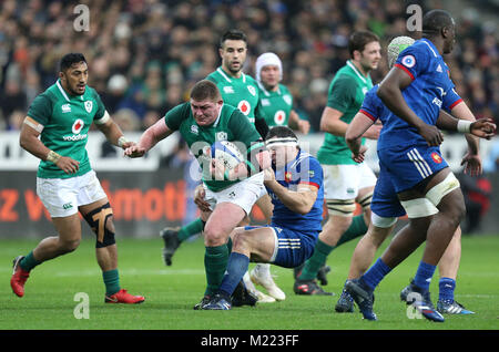 L'Irlande Ammon Furlong (centre) en action au cours de la NatWest 6 Nations match au Stade de France, Paris. Banque D'Images