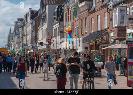 Très occupé, principale rue commerçante Friedrichstrasse de Berlin, l'île de Sylt, en mer du Nord, Frise du Nord, Schleswig-Holstein, Allemagne, Europe Banque D'Images