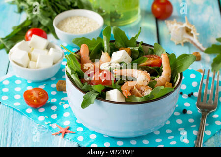 Apéritif de fête. Salade avec des crevettes, des bâtons de crabe, les œufs, le maïs et les pois verts sur les fêtes de Pâques. Banque D'Images