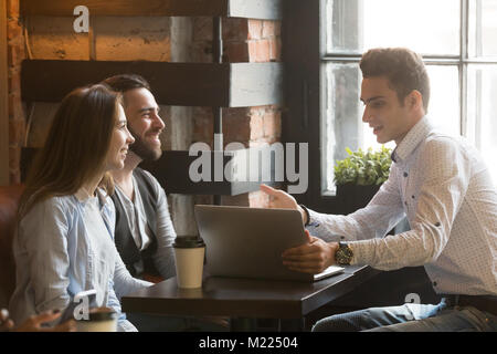 Courtier d'assurance ou vendeur faire offre de couple in cafe Banque D'Images