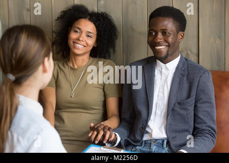 African couple heureux d'entendre de bonnes nouvelles de l'avocat médecin Banque D'Images