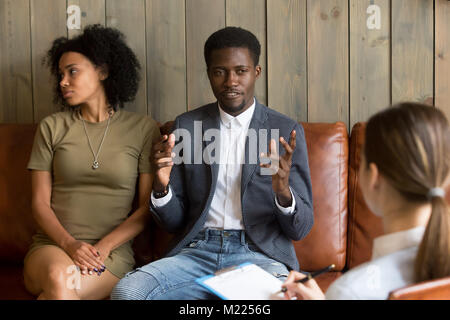 L'homme afro-américains parlant à conseiller familial, un couple noir Banque D'Images