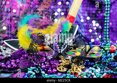 Carnaval de Mardi Gras avec en filigrane l'arrière-plan noir masque à plumes et perles assorties lances en bambou - selecive avec accent bokeh Banque D'Images