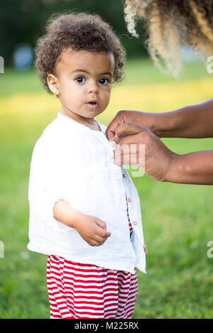 Cute little mixed race bébé dans le parc Banque D'Images