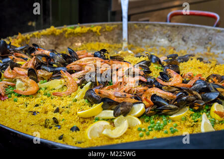 Une grande poêle de paella aux fruits de mer par cuisson à Borough Market, London Banque D'Images