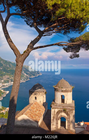 Vue sur la côte amalfitaine à partir de la Villa Rufolo dans la ville de Ravello en Campanie, Italie Banque D'Images