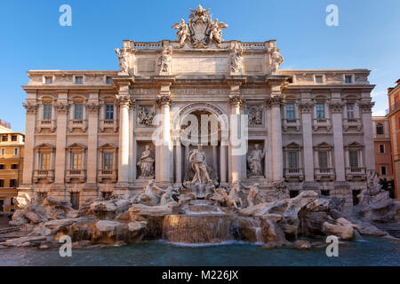 Conçu et construit par Nicola Salvi, Giuseppe Pannini, et Gian Lorenzo Bernini, la célèbre Fontana di Trevi, Rome Lazio Italie Banque D'Images
