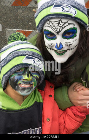 États-unis, Washington, Seattle, Mère et fils Seahawk fans Banque D'Images