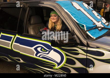 États-unis, Washington, Seattle Seahawks fan de football, assise dans une voiture avec festuned les Seahawks logo. Banque D'Images