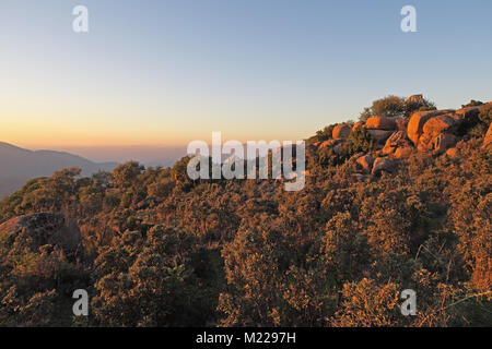 Vue sur colline rocheuse dans la lumière du soir Parque Natural Sierra de Andujar, Jaen, Espagne Janvier Banque D'Images