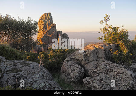 Roches sur colline, dans la lumière du soir Parque Natural Sierra de Andujar, Jaen, Espagne Janvier Banque D'Images