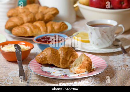 La confiture de fraise et beurre sur des croissants frais Banque D'Images