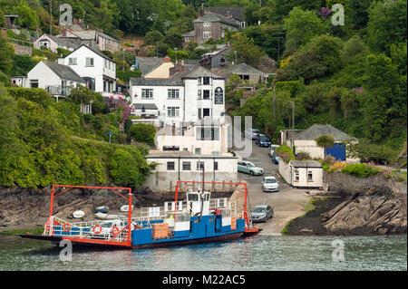 BODINNICK, CORNWALL - 07 JUIN 2009 : Bodinnick - Fowey Ferry, avec les maisons de Fowey en arrière-plan Banque D'Images