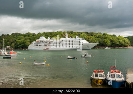 FOWEY, CORNWALL - 07 JUIN 2009 : le Silver Cloud Cruise Liner amarré au large de la côte Banque D'Images