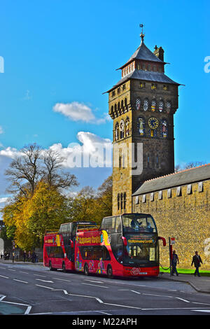 Visite guidée de Cardiff bus à toit ouvert pour attendre les clients à l'extérieur le château de Cardiff, dans le centre-ville. Banque D'Images