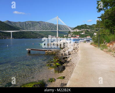 L'Franjo Tudjman bridge et blue lagoon avec des bateaux et des navires dans le port de Dubrovnik, Dalmatie, Croatie, Europe Banque D'Images