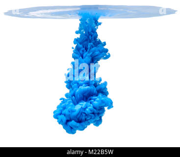 Peinture de couleur bleu verser dans l'eau Banque D'Images