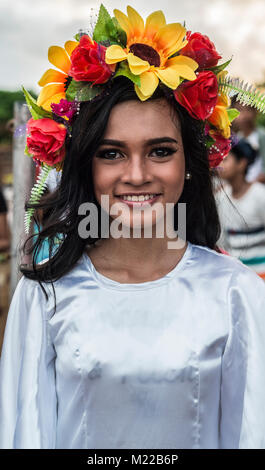 Les Jeunes filles posant lors du traditionnel défilé du festival Lanzones Banque D'Images