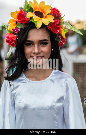 Les Jeunes filles posant lors du traditionnel défilé du festival Lanzones Banque D'Images