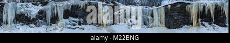 Superwide panorama avec les glaçons suspendus à un mur de pierre dans de magnifiques formations rocheuses Banque D'Images