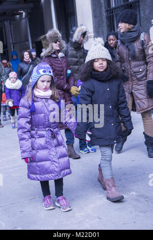 Chaque année, le Martin Luther King Day des étudiants de l'école de campagne, Manhattan et autres parents à New York une parade où 8ème année faire des discours qu'ils ont écrit le long de la route. Banque D'Images