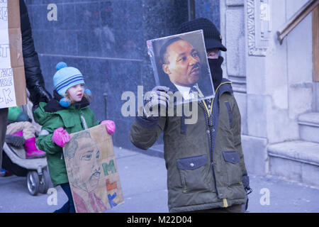 Chaque année, le Martin Luther King Day des étudiants de l'école de campagne, Manhattan et autres parents à New York une parade où 8ème année faire des discours qu'ils ont écrit le long de la route. Banque D'Images