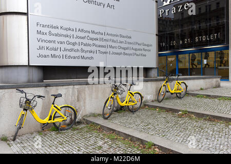 Ofo Inc. location de bicyclettes sont devant le Palais des Expositions / Galerie Nationale à Prague. Banque D'Images