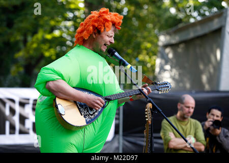 Petr Nikl vêtu d'un costume effectue sur scène au 20e Festival Respect le 17 juin 2017 à Prague, République tchèque. Banque D'Images