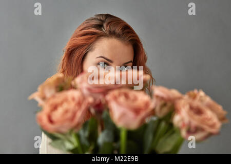 Close-up d'un bouquet de roses beige cappuccino. Banque D'Images