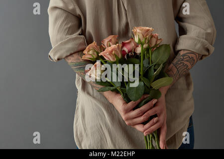 Un nouveau bouquet de roses beige cappuccino est maintenant une fille Banque D'Images