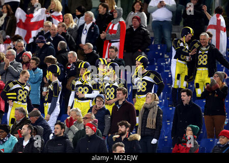 Dans les stands des fans de football américain porter robe pendant la NatWest 6 Nations match au Stadio Olimpico, Rome. Banque D'Images