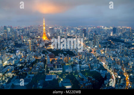 Toits de Tokyo au coucher du soleil, avec la célèbre Tour de Tokyo Banque D'Images